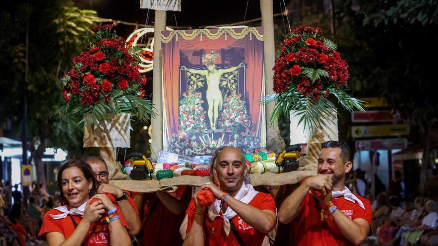 Ofrenda de flores y alimentos en honor al Cristo de la Paz por las fiestas de Sant Joan