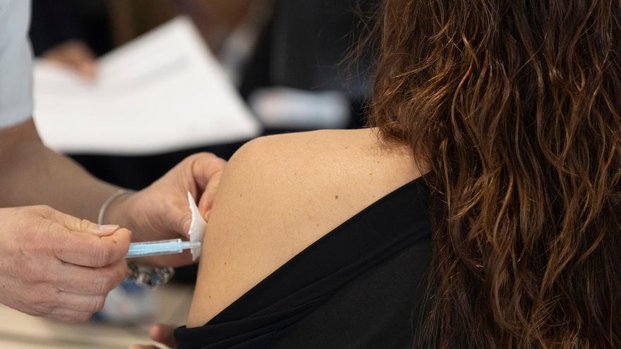 El 91,5% de los andaluces mayores de 5 años tiene la primera vacuna