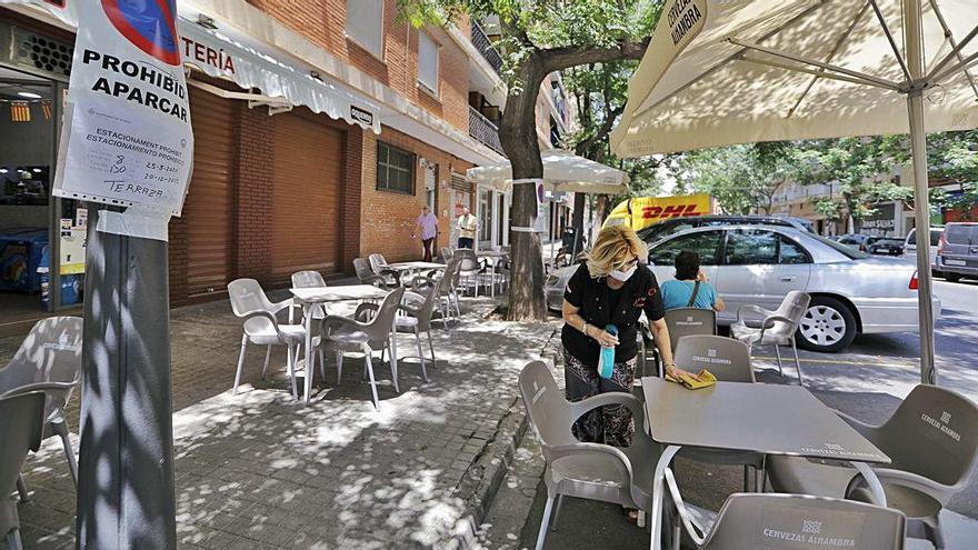 Montaje de una de las terrazas que ya han obtenido licencia para poner mesas y sillas en la calzada