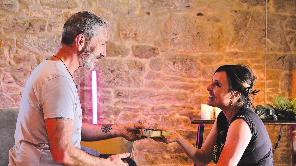 Laura asumirá o reto de prepararlle unha voda sorpresa, pero o feito de que os dous traballen no mesmo local fará que aumenten as sospeitas do noivo. Foto: TVG