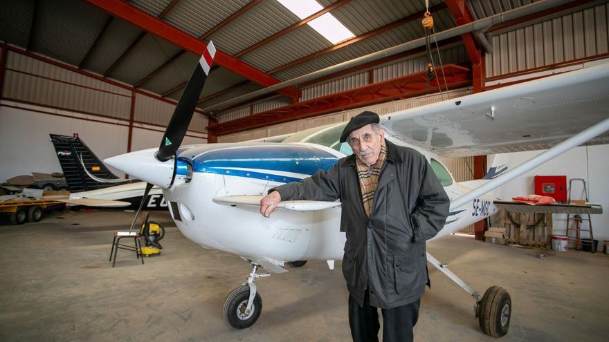 Laureano Ruiz, junto a una avioneta, en el aeródromo de Los Martínez del Puerto.