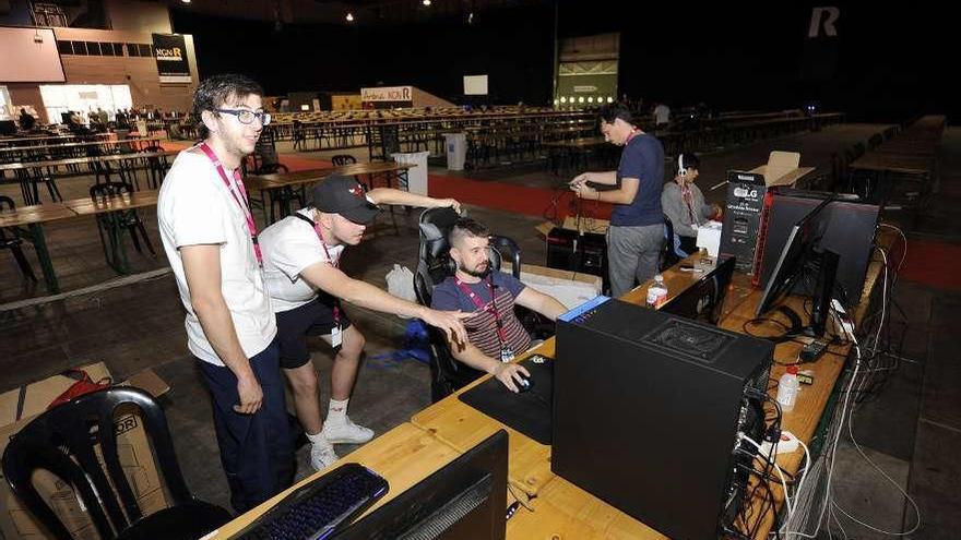 Un grupo de chavales instala os seus equipos informáticos no pavillón feiral. // Bernabé/Javier Lalín