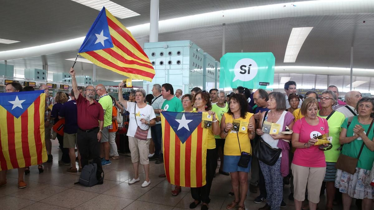 Manifestació membres de lANC a la Terminal 1 de laeroport del Prat