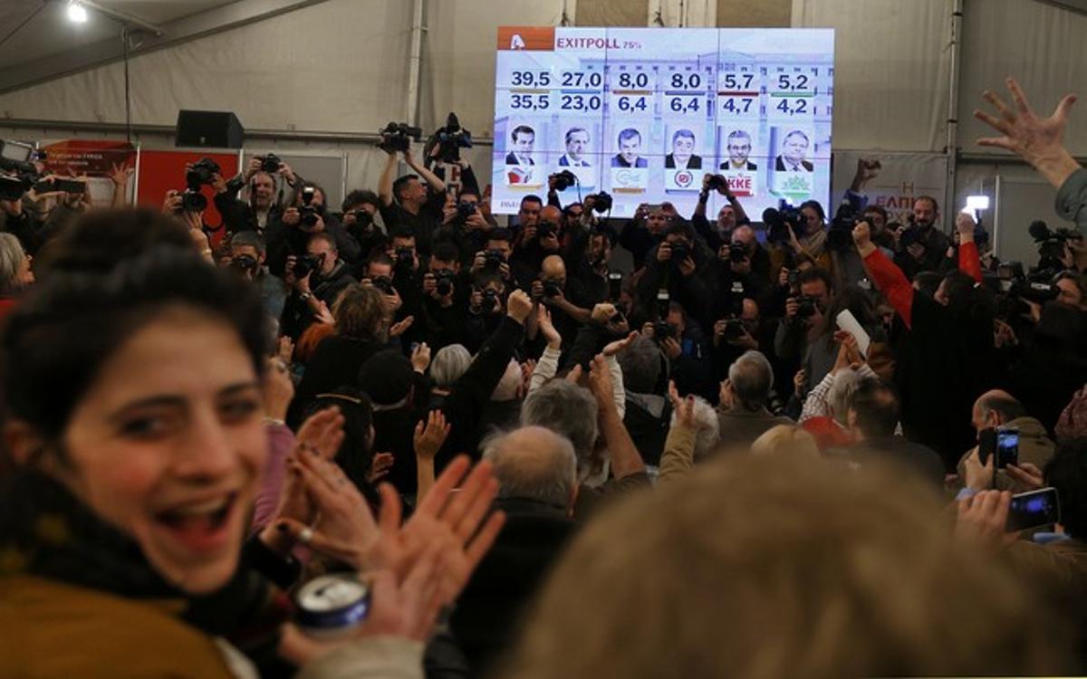 Seguidores de Syriza celebran el resultado de los primeros sondeos.