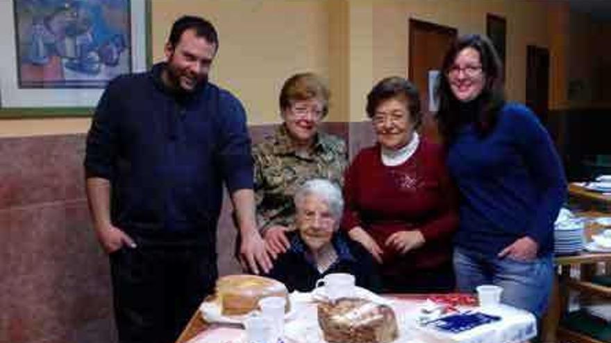 María Olivera, la &quot;abuela&quot; de Muga, cumple 103 años
