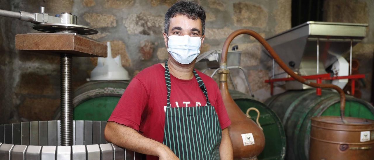 Juan Coruxeira y su padre en el furancho de Rande.