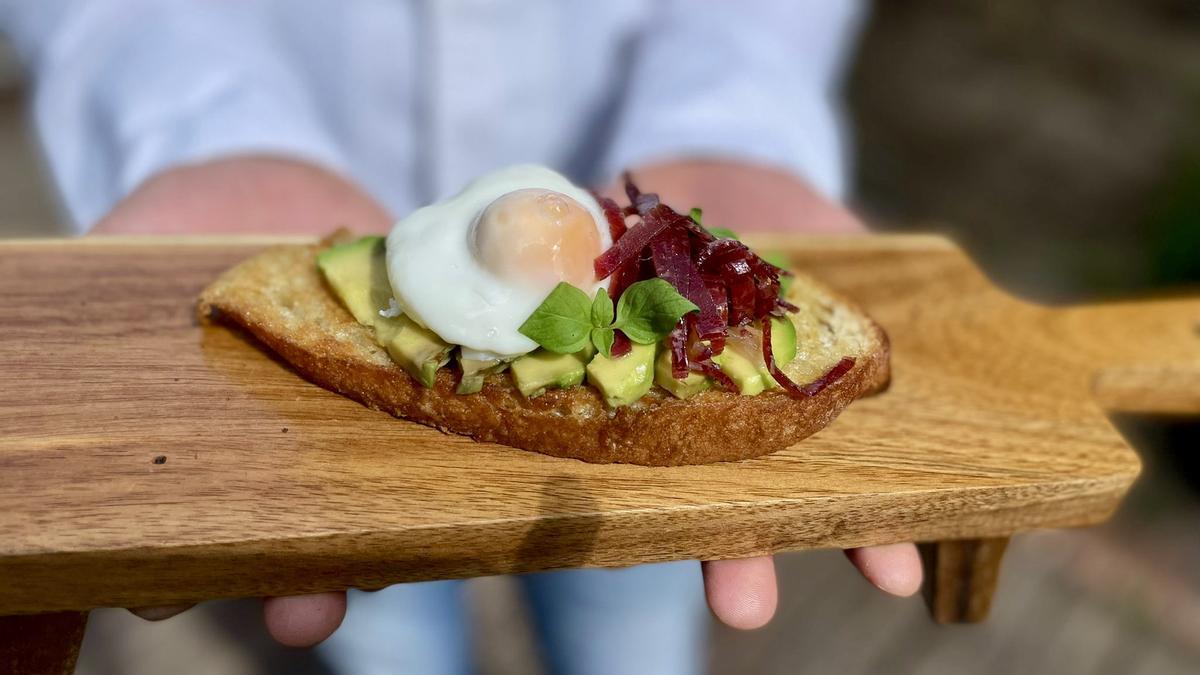 El huevo ’poché’ con aguacate sobre pan frito de Molino de Alcuneza (Guadalajara).