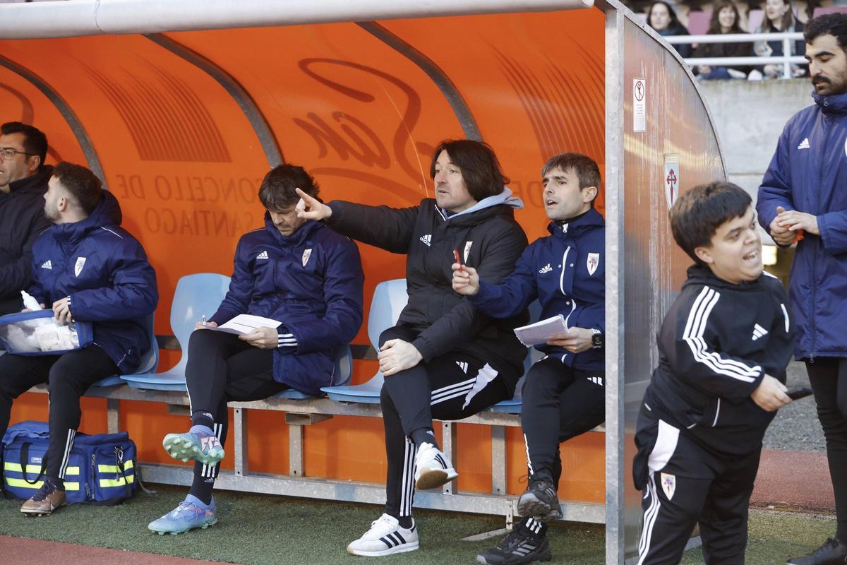 Secho Martínez habla con sus asistentes durante el partido ante el Viveiro en San Lázaro.