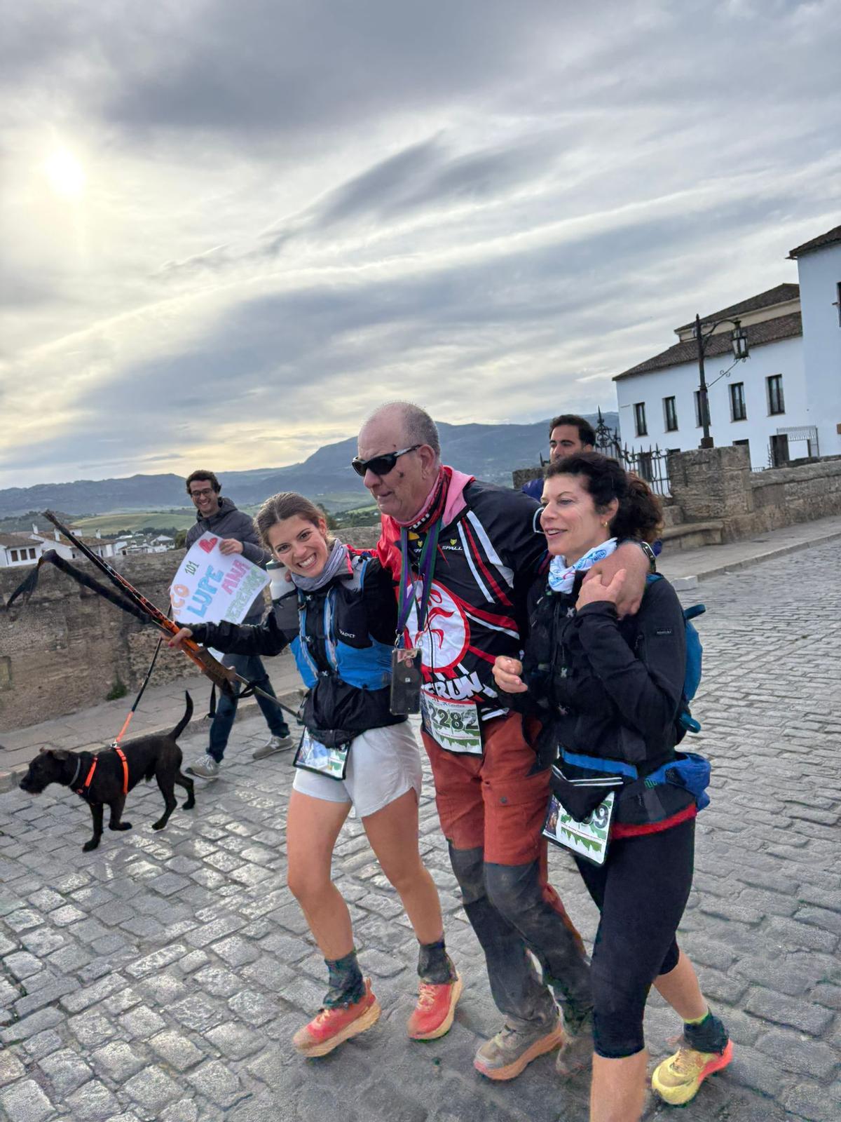 Paco Arévalo, con su hija Guadalupe y su nieta Ana, a punto de cruzar la meta de los 101 kilómetros de Ronda, el pasado mayo.