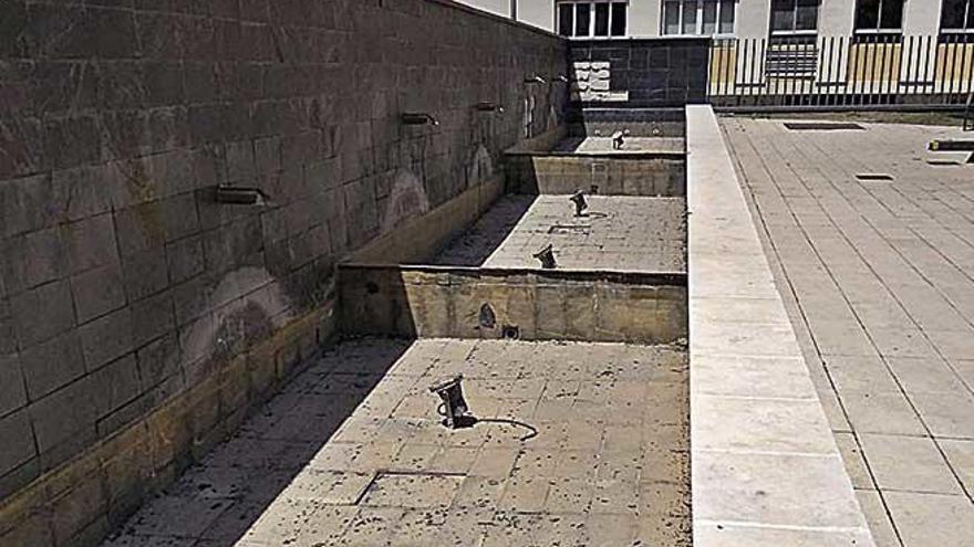 Las fuentes decorativas del parque llevan asÃ­ semanas.