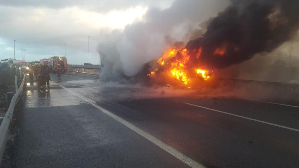 Los bomberos sofocan las llamas del camión que ha ardido en la A-7, a la altura de Picassent.