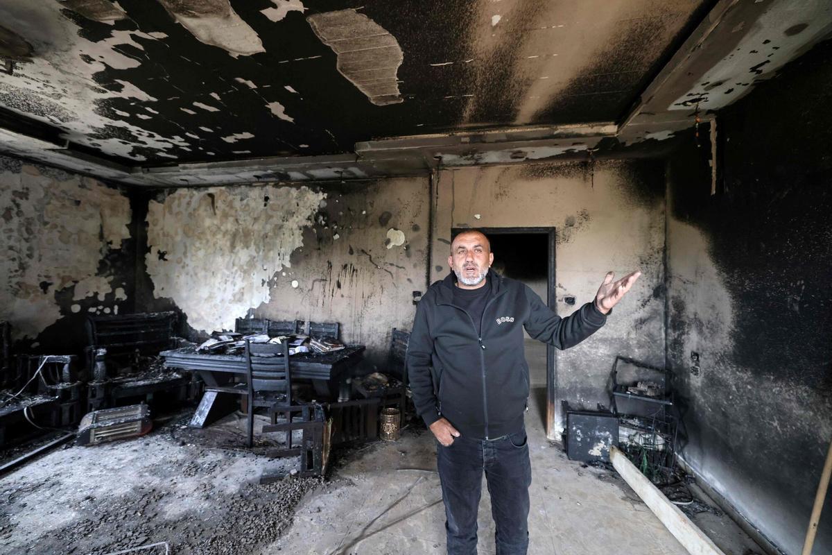Un hombre muestra los daños provocados en su casa por el ataque de colonos israelíes, este lunes en Deir al Hatab, una población cercana a Nablus.