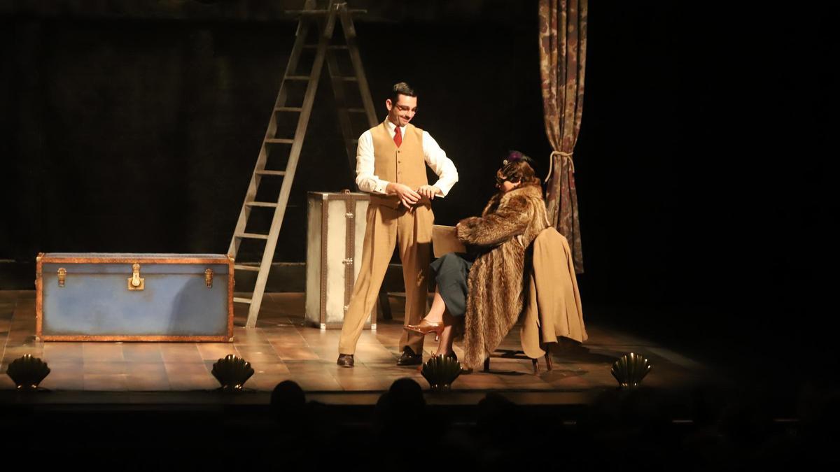 Una escena de la comedia musical &#039;En tierra extraña&#039;, interpretada ayer sábado en el Gran Teatro de Córdoba.