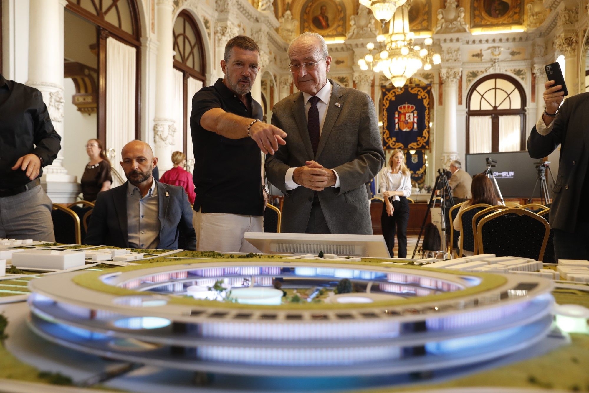 Banderas presenta en el Ayuntamiento de Málaga un nuevo centro de formación de técnicos