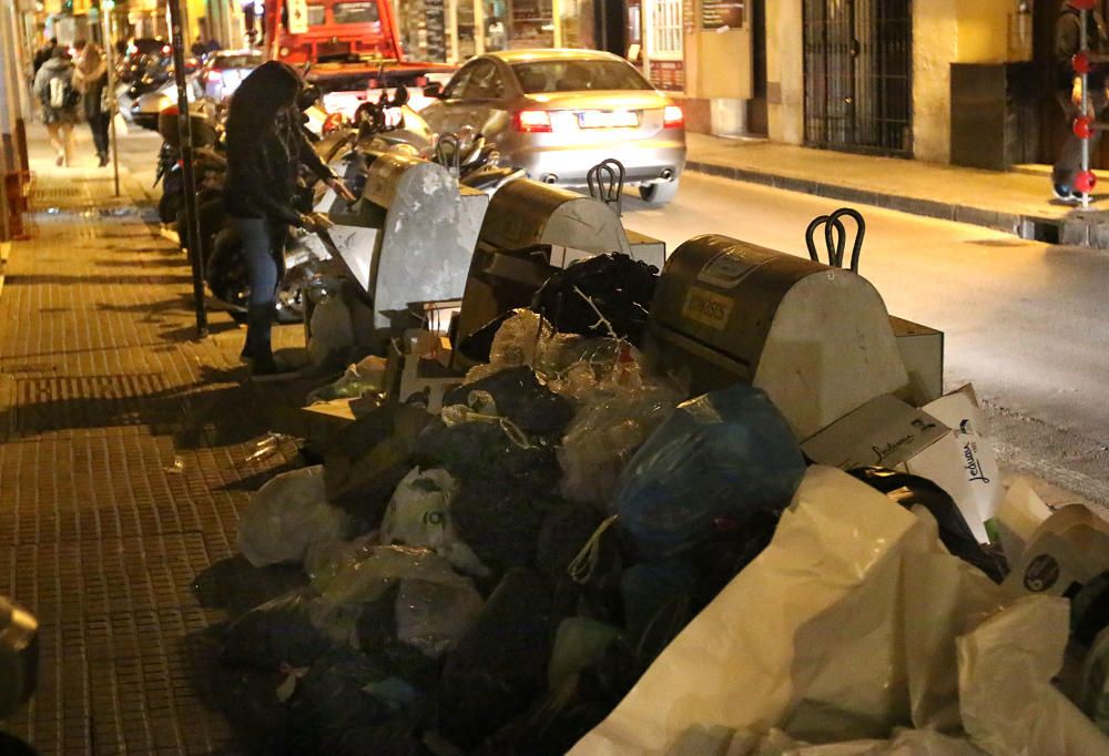 Basura acumulada desde el inicio de la huelga de limpieza en Málaga