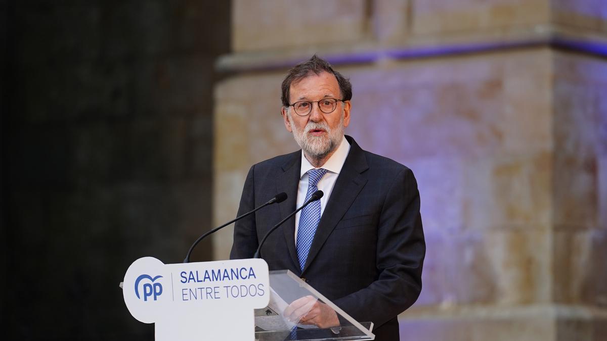 Archivo - El expresidente del Gobierno Mariano Rajoy, participa en un acto electoral, en el Patio Chico de la catedral, a 18 de mayo de 2028, en Salamanca, Castilla y León (España).