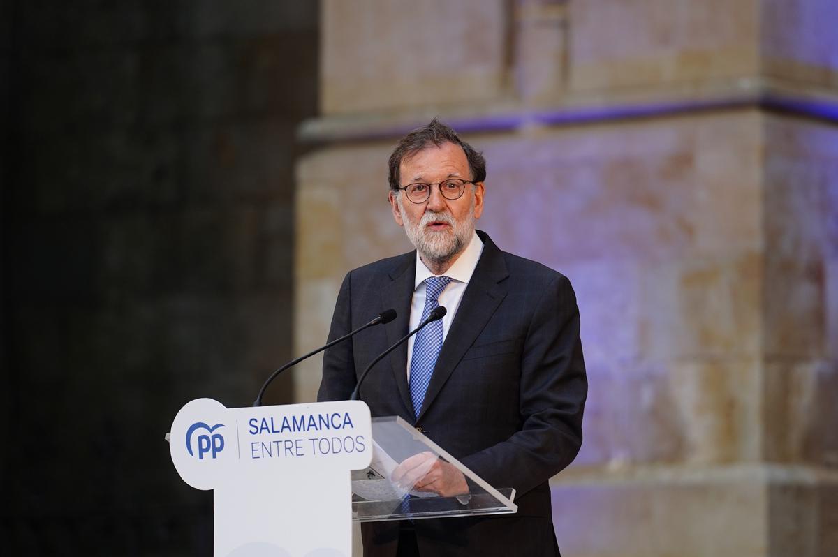 Rajoy compara a Sánchez con un “mal estudiante que no ha pegado palo al agua en varios años”