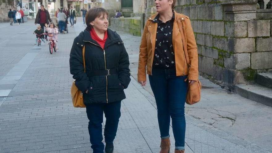 Begoña Llácer y Giovanna Carro caminan por la calle Michelena de Pontevedra. // Rafa Vázquez