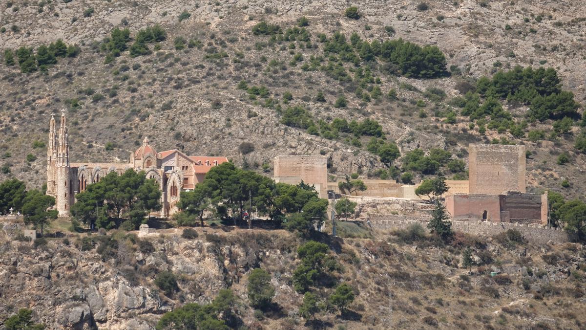 Castillo de la Mola y santuario de María Magdalena en Novelda