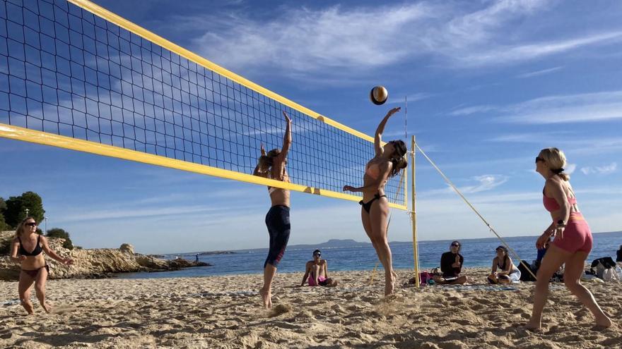 Palmanova gilt als Mallorcas Mekka im Beachvolleyball. Hier sind täglich zahlreiche Netze der Vereine und Hobbyspieler aufgebaut.   | FOTO: BEACHVOLLEYBALEAR