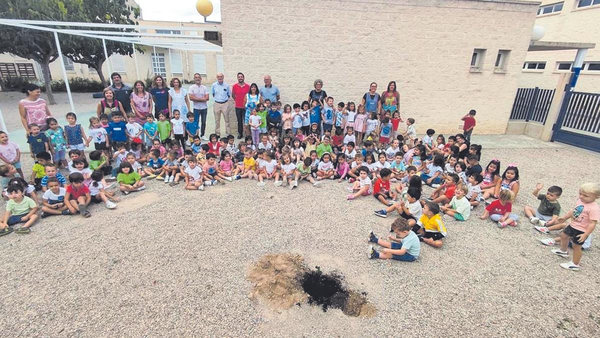 Los alumnos plantaron una carrasca en el patio de Educación Infantil junto con los visitantes.