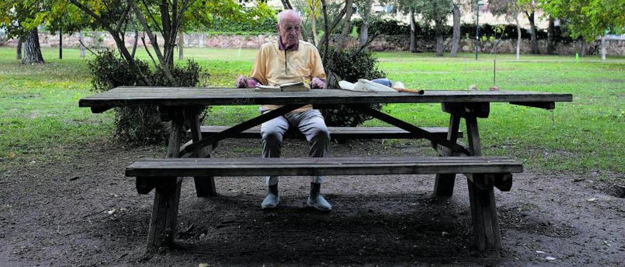 Willy, en su mesa de los Tres Árboles preparado para hacer sopa de letras como cada tarde.