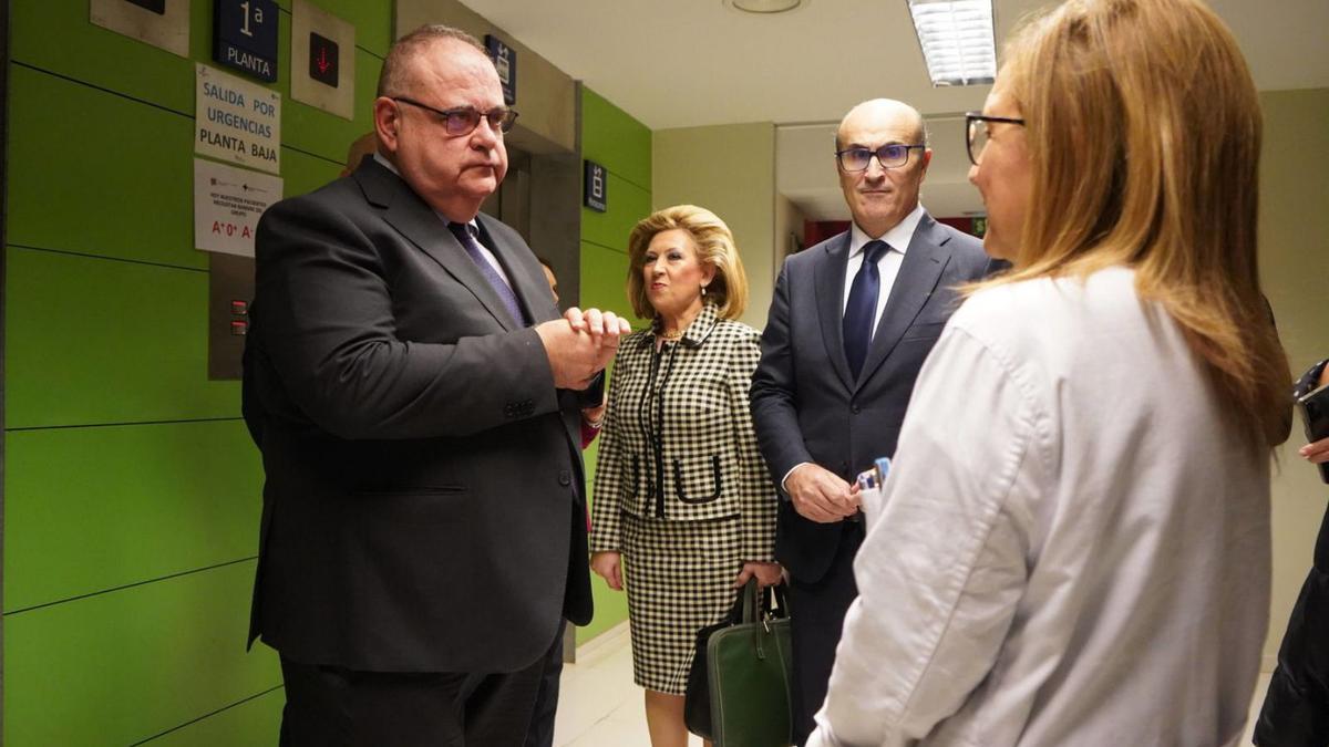 El consejero de Sanidad, en una visita al hospital Virgen de la Concha en la que anunció la creación de la unidad de ictus en Zamora.