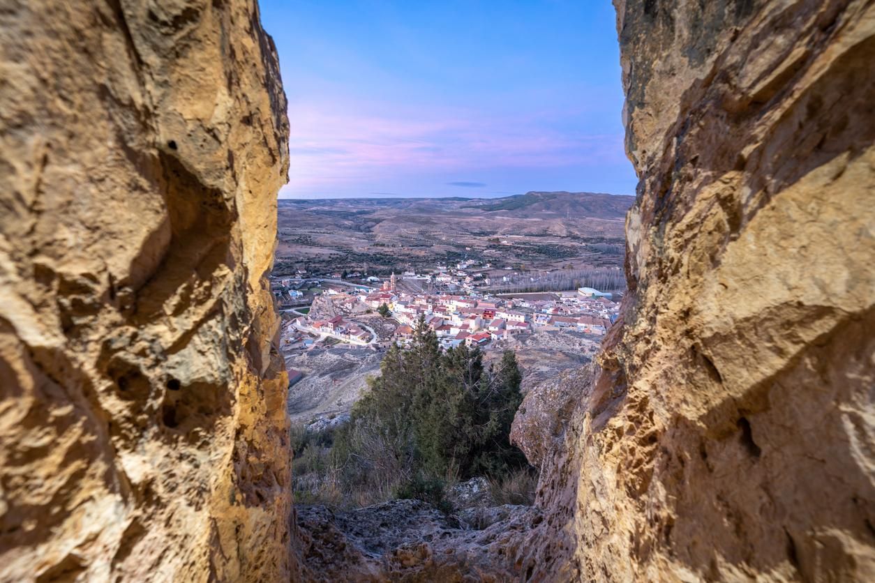 El pueblo de Oliete esconde muchos secretos sobre nuestro mundo, aquí le vemos desde el interior de la cueva de Volitera