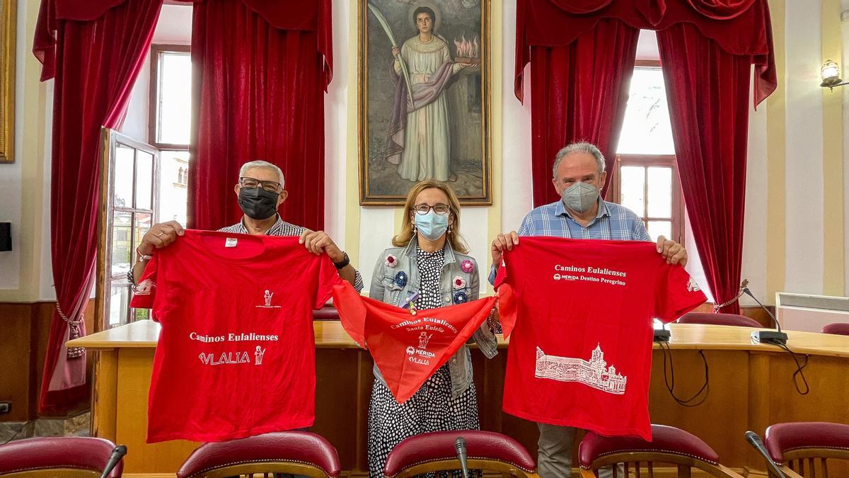 Carmona y los miembros de la asociación muestran las camisetas conmemorativas de la peregrinación.