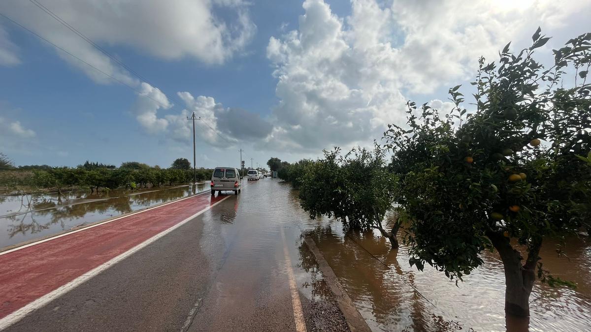 Pese a estar buena parte de la marjaleria anegada, numerosas personas querían acceder a sus propiedades en coche.