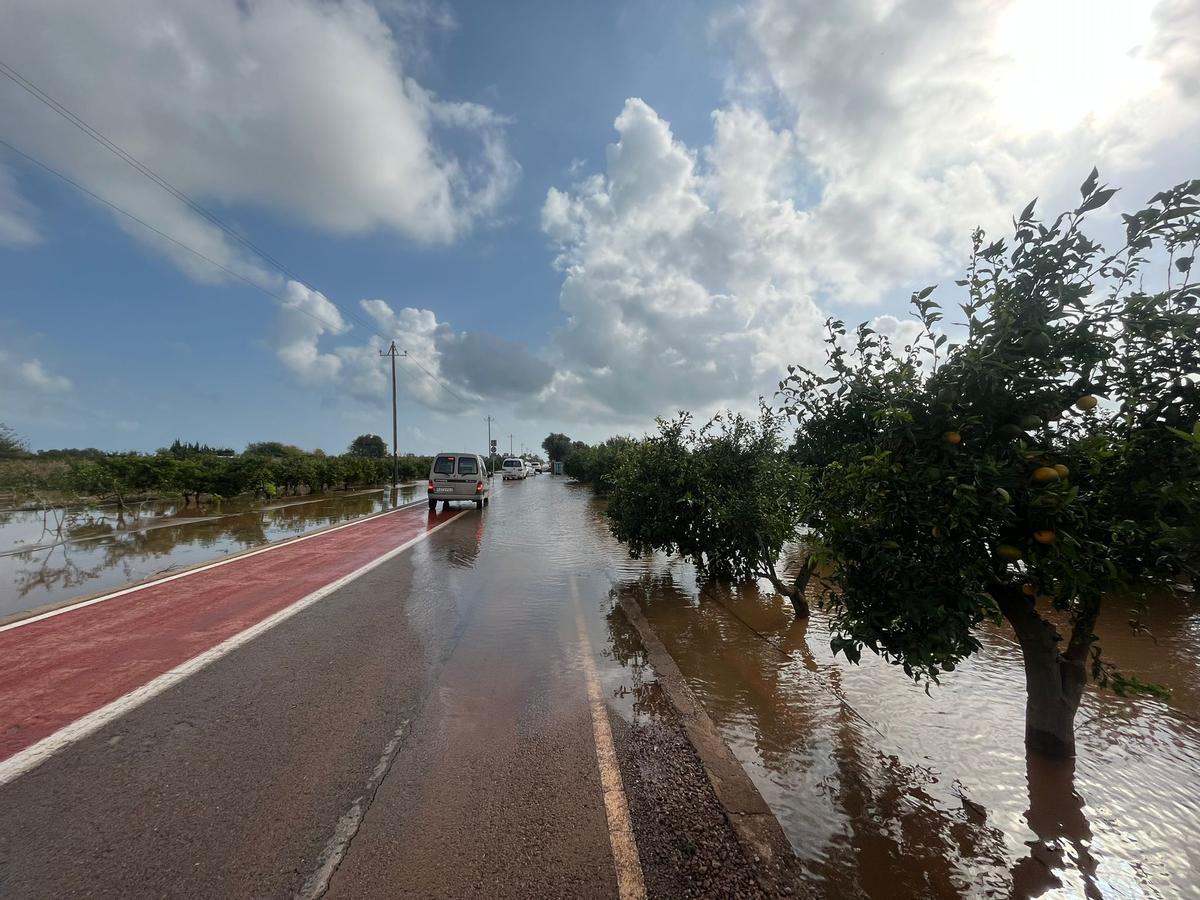 Pese a estar buena parte de la marjaleria anegada, numerosas personas querían acceder a sus propiedades en coche.