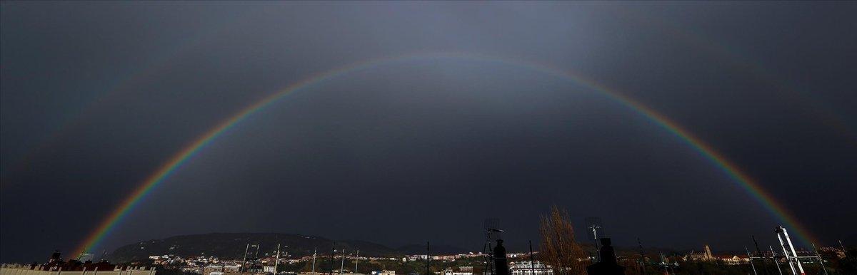 Vista de un arcoíris sobre San Sebastián, donde este viernes la Agencia Vasca de Meteorología, Euskalmet, ha alertado de la llegada de una profunda borrasca, que se irá desplazando a través del mar Cantábrico de oeste a este y que traerá en las próximas horas un nuevo temporal con vientos intensos, precipitaciones abundantes, nieve en cotas relativamente bajas y un empeoramiento del estado de la mar.