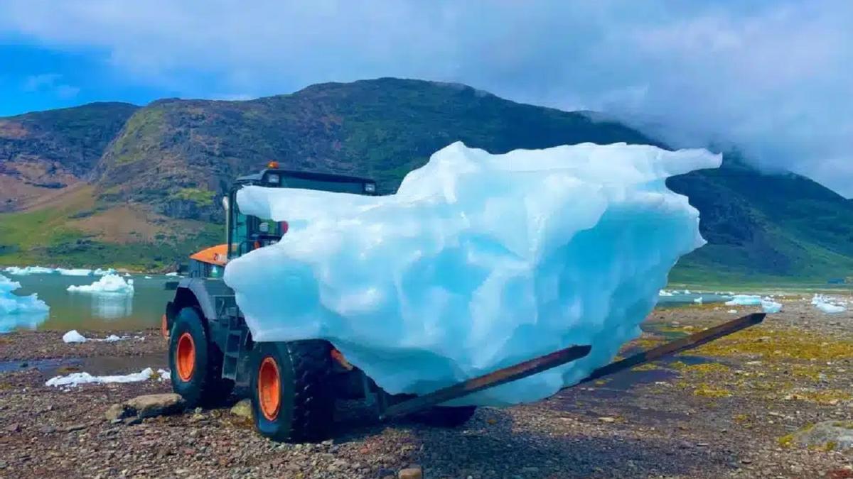 El iceberg trasladado desde Groenlandia a Málaga, sobre una máquina