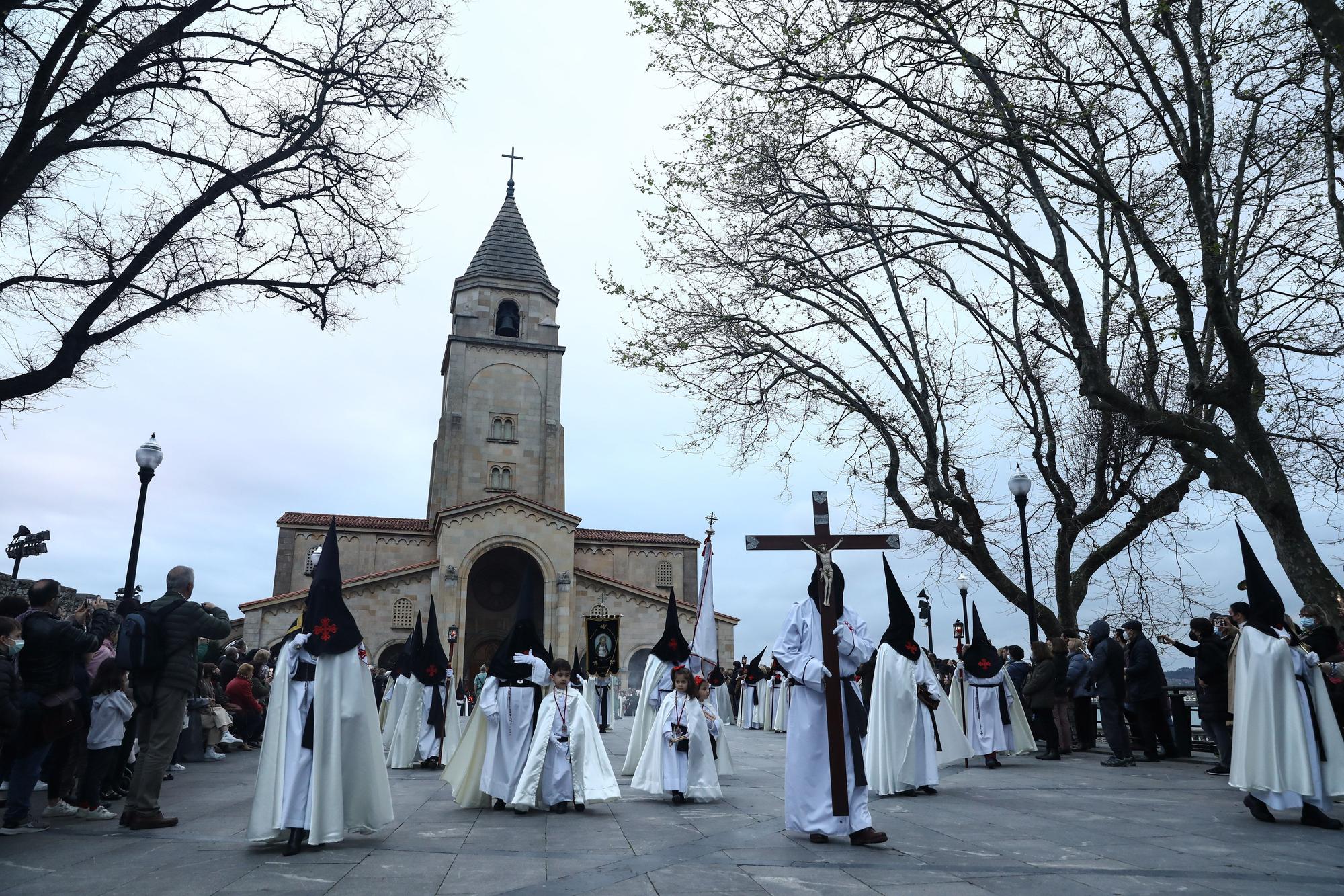 En imágenes: procesión del Miércoles Santo en Gijón