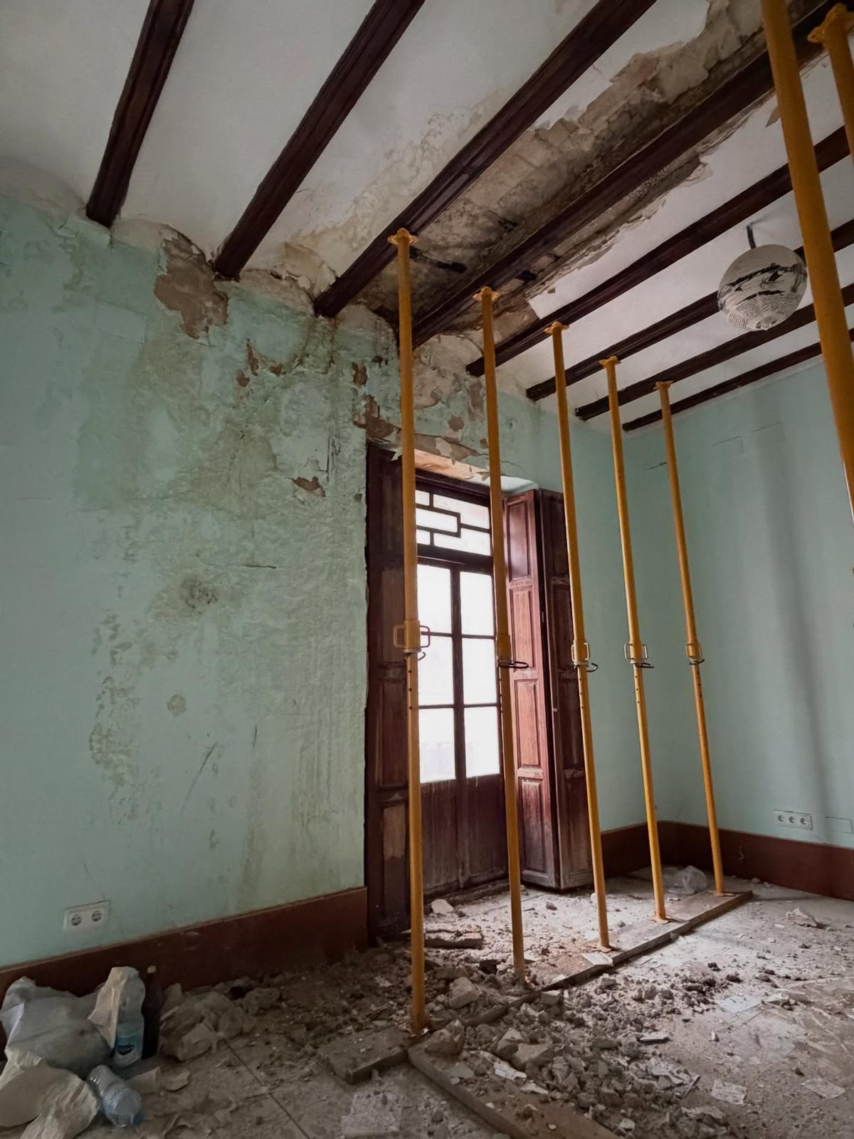 Estancia de la segunda planta apuntalada por filtraciones en el techo y las paredes.