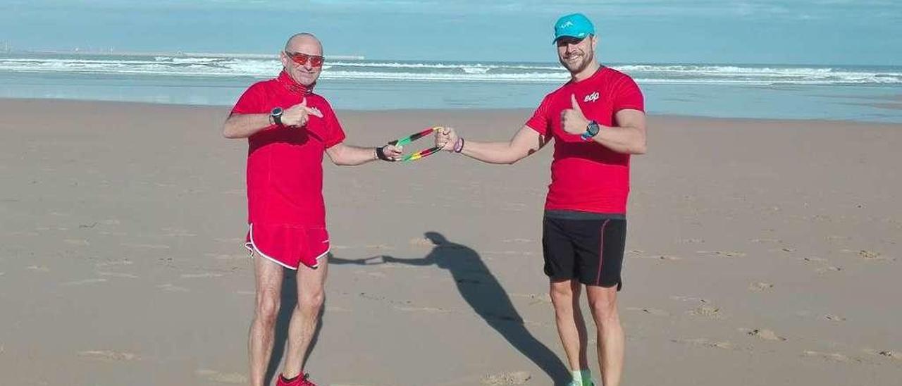 Johnny Menéndez y Gilberto Suárez, ayer, en la playa de San Lorenzo antes de un entrenamiento.