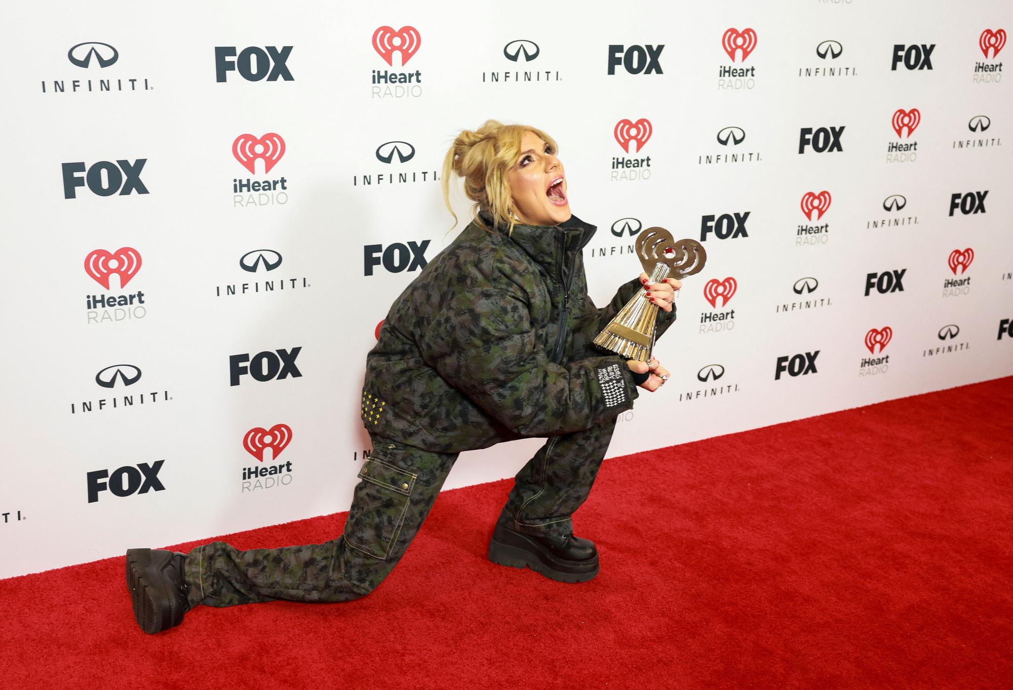 Las mejores imágenes de la alfombra de los iHeartRadio Music Awards 2023