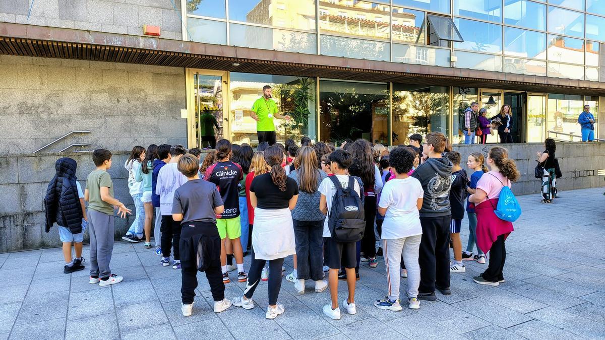 La actividad comenzó y concluyó frente al consistorio de Cangas