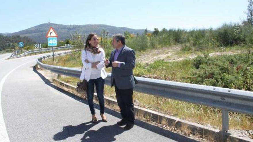 La directora de la Axencia de Infraestructuras y el alcalde, ante los terrenos en Broullón.  // Santos Álvarez