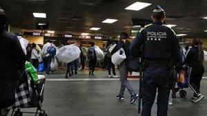 La Guardia Urbana desaloja a los manteros del vestibulo de la estación de Renfe de Plaça de Catalunya, esta martes por la tarde.