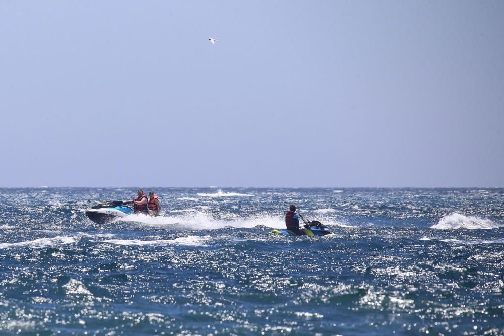 Las 22 empresas homologadas en actividades náuticas y deportivas en Torrevieja mostraron su potencial en la playa de Los Locos