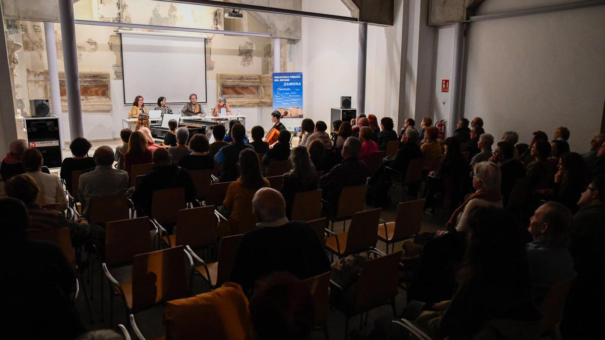 Encuentro de homenaje a la poeta Margarita Ferreras.
