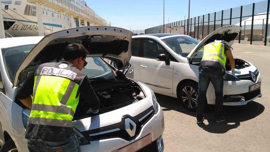 Dos detenidos cuando intentaban embarcar a Argelia con dos coches robados en Alicante