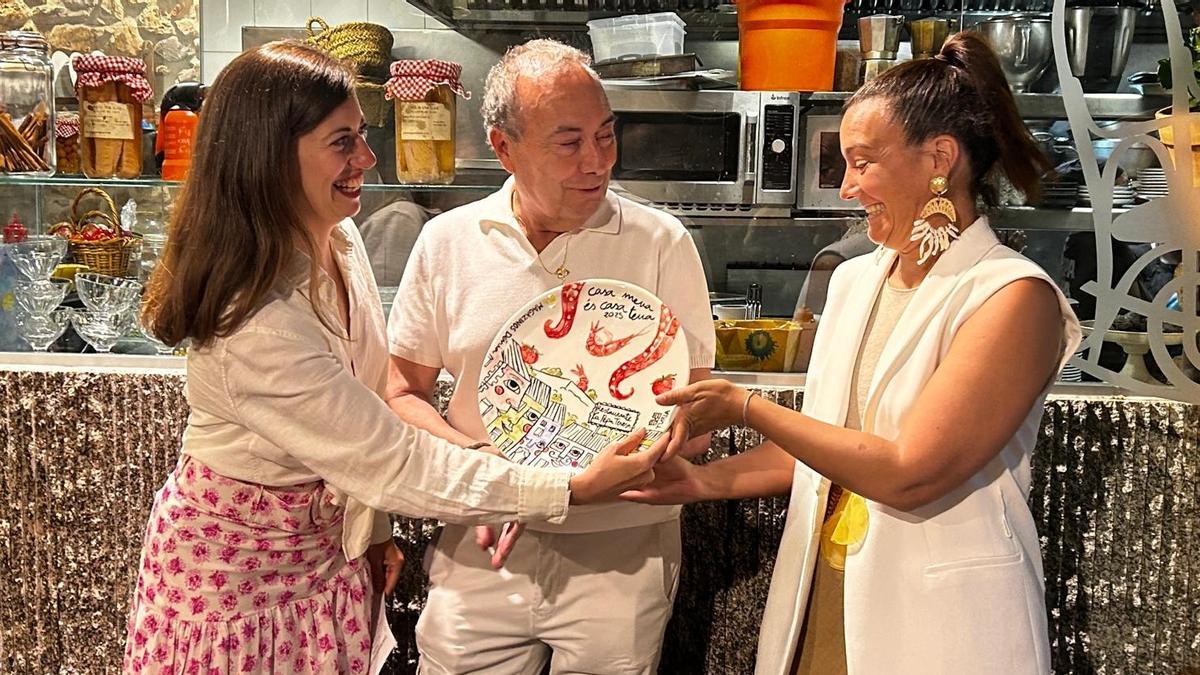 Marina Vega entrega a Federico y Diana Cervera el plato del ciclo "Casa meua"