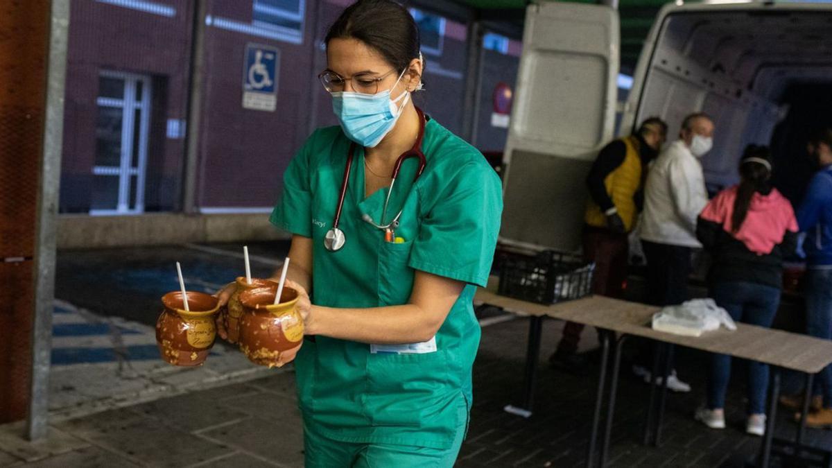 Adiós a las imágenes de una ciudad desierta con calles vacías y sopas de ajo en Urgencias 