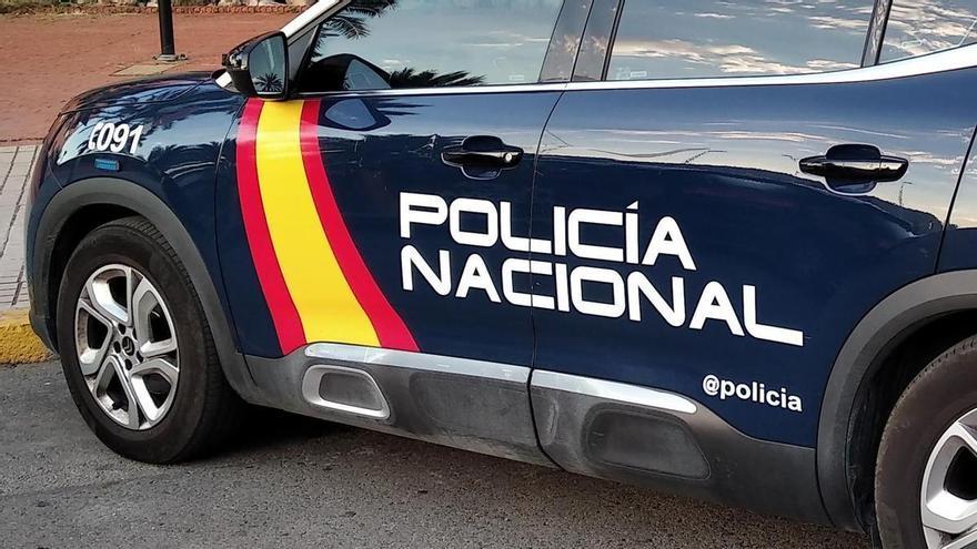 Se va sin pagar de un bar en Canarias y vuelve con su coche a arrasar la terraza