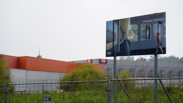 Cartel que anuncia la próxima construcción de un tanatorio en Iñás.  |   // MIGUEL MIRAMONTES