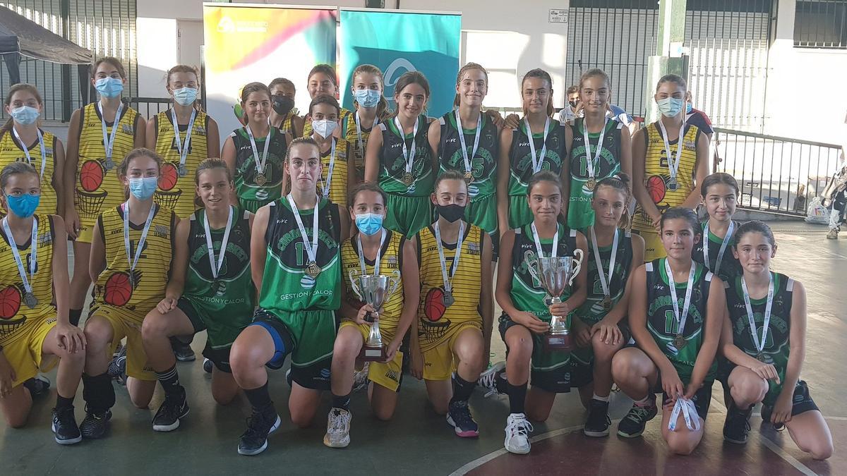 Las jugadoras del Cordobasket y La Carlota, tras la final.