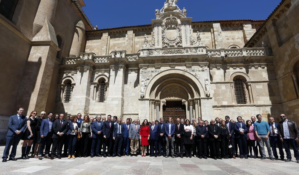 Diversos momentos del Pleno de las Cortes en León