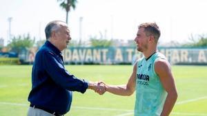 El presidente del Villarreal, Fernando Roig, dando la bienvenida a Lo Celso